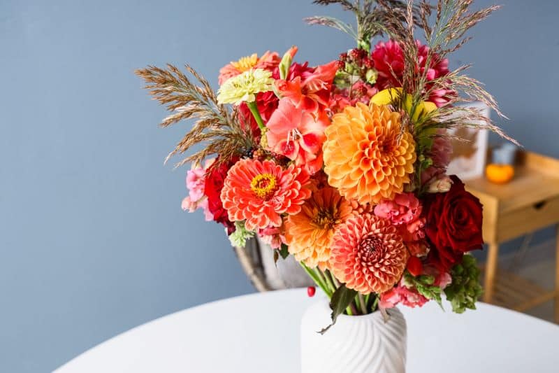 Bouquet de dahlias et de fleurs coupées aux couleurs chaudes